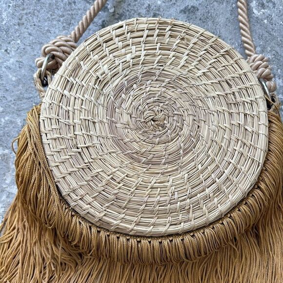 Straw woven bag with fringe and butterfly - Picture 4 of 5